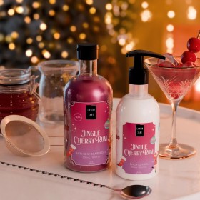 Lavish Care Christmas Gift Bag Set Jingle Cherry Rum - Χριστουγεννιάτικο Σετ με Αφρόλουτρο 500ml & Κρέμα Σώματος 300ml